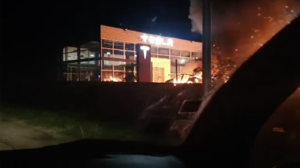Un automobiliste a filmé l'incendie devant la concession Tesla le 6 octobre // Source : Facebook