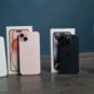 Les iPhone 15 et leurs boîtes. // Source : Thomas Ancelle / Numerama