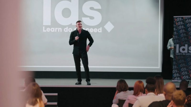 Faux messie de la crypto, vrai gourou des réseaux : un Français a créé un réseau géant de vente multiniveau