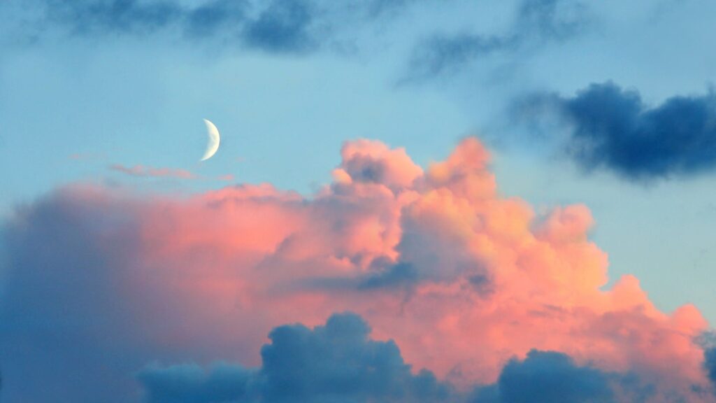 La Lune, en croissant dans les nuages. // Source : Canva