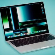 Le MacBook Pro de 2023 reprend le design de son prédécesseur, avec un clavier complètement noir. // Source : Thomas Ancelle / Numerama