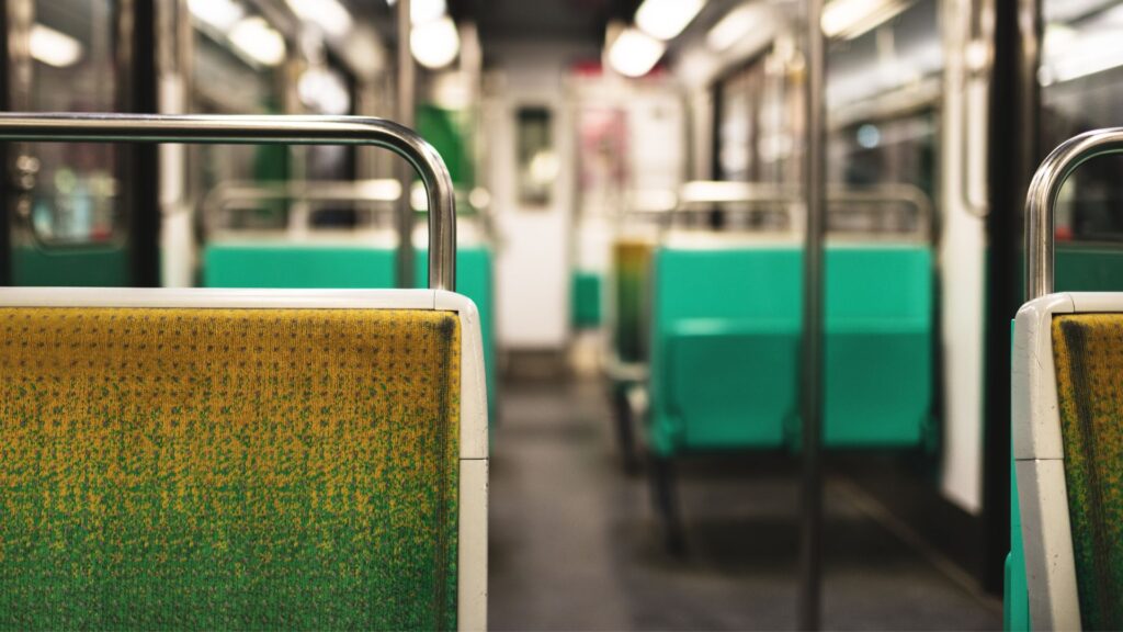 Siège de métro. // Source : Canva