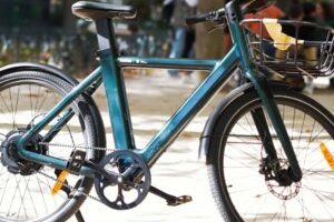 Le vélo électrique Motto Two est disponible uniquement en vert anglais