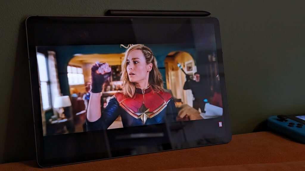 La Galaxy Tab S9 est la seule tablette petit format avec des bandes noires vraiment noires quand on regarde un film.
