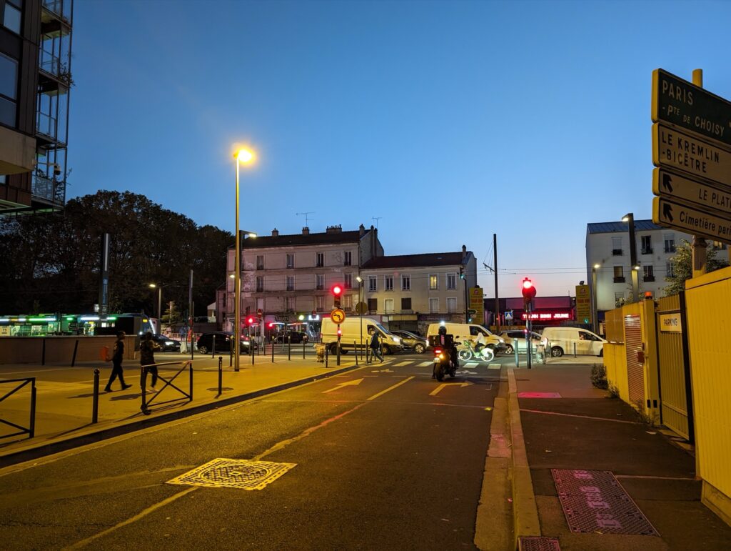 Prise la nuit, cette photo gère parfaitement les différentes sources de lumière. Le ciel est rendu plus clair qu'il ne l'est vraiment, grâce au mode Night Shift. // Source : Numerama