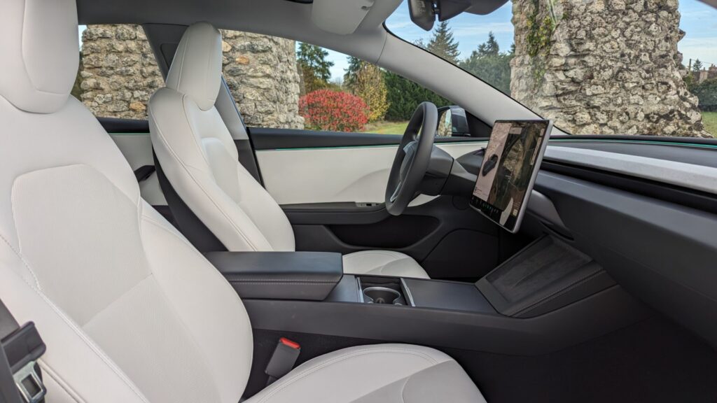 No more controls inside the Tesla Model 3 // Source: Raphaelle Baut