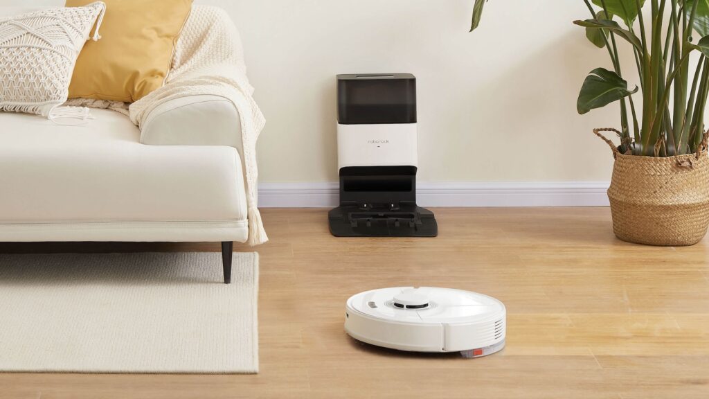 L'aspirateur-robot Q7 Max avec sa station disponible en option // Source : Roborock