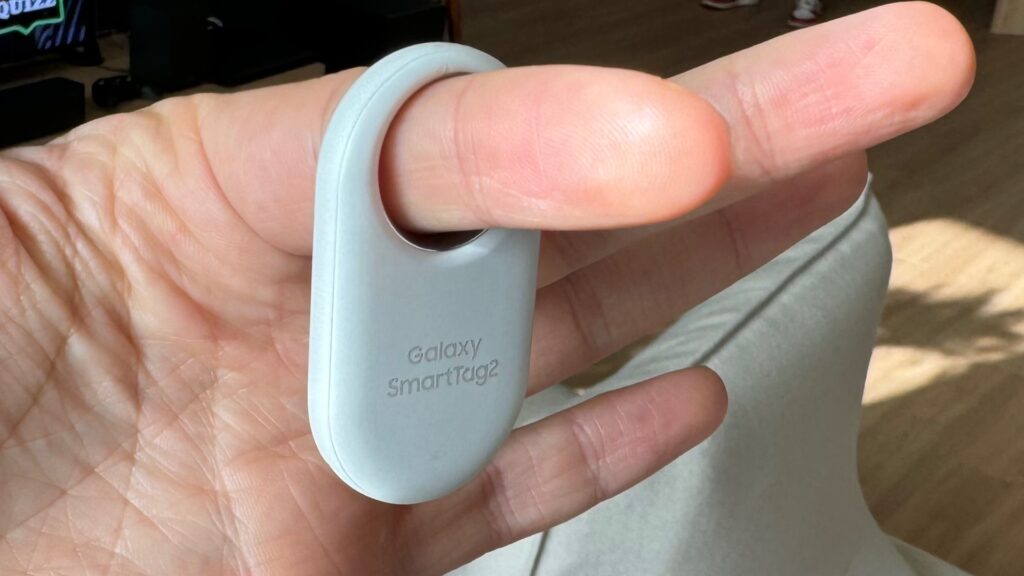 On peut passer son doigt dans un Galaxy SmartTag 2. // Source : Numerama
