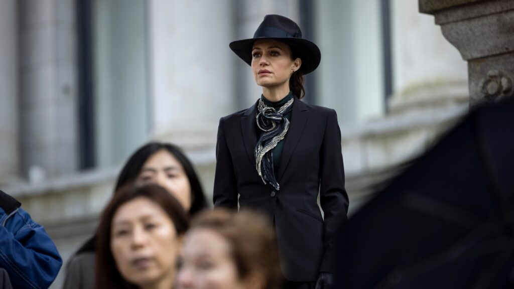 La reine Carla Gugino règne à sa façon sur la dynastie Usher // Source : Eike Schroter/Netflix