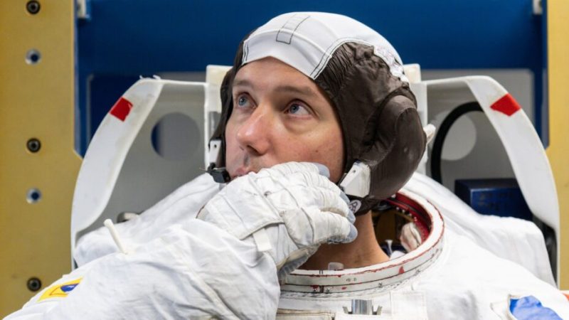 Pour partir dans l’espace, les astronautes doivent passer par un lavement intestinal