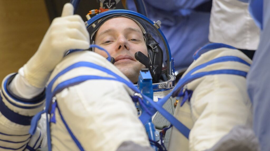 Thomas Pesquet avant la mission Proxima en 2016, derniers préparatifs avant de monter à bord du Soyouz. // Source : NASA/INGALLS Bill, 2016