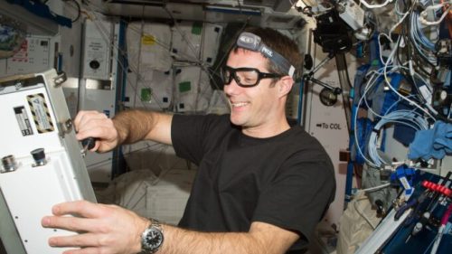 Thomas Pesquet dans l'ISS en 2016. // Source : Flickr/CC/Nasa Johnson (photo recadrée)