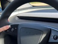 Zoom sur le volant de la Tesla Model 3 2023 // Source : Raphaelle Baut