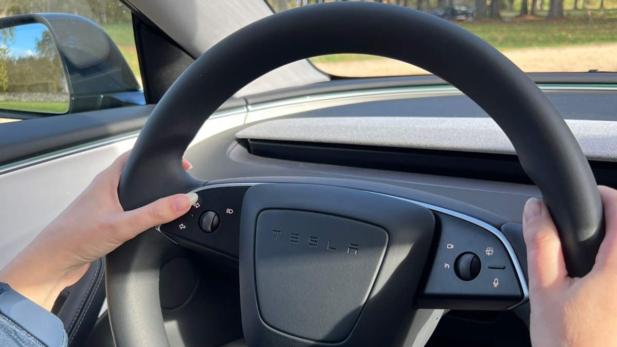 Zoom sur le volant de la Tesla Model 3 2023 // Source : Raphaelle Baut