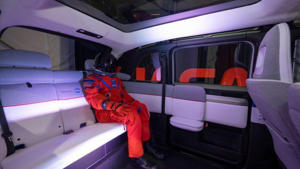 L'intérieur (confortable) du véhicule de transport de l'équipage Artémis II. // Source : Canoo/Nasa