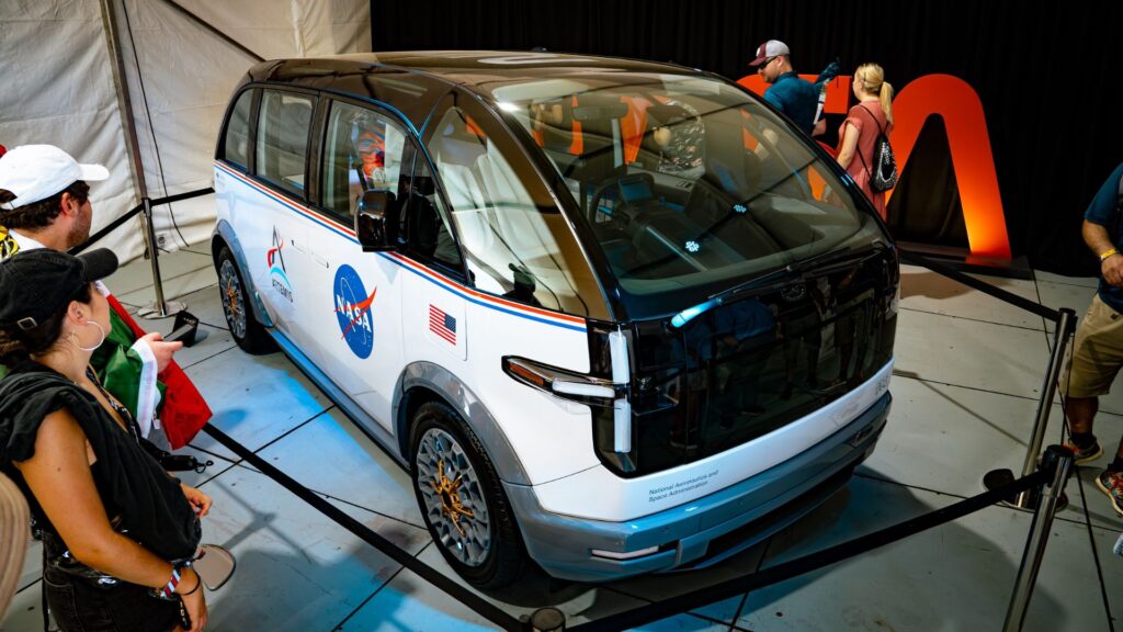 Le véhicule électrique qui transportera les astronumes d'Artémis II vers la rampe de lancement d'Orion. // Source : Nasa/Canoo