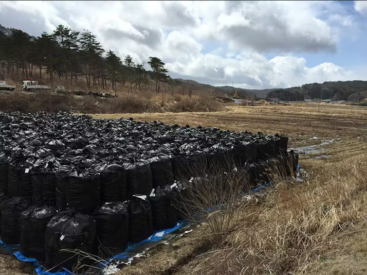 La couche superficielle des terres agricoles a été retirée et a été stockée dans des sacs en attendant son évacuation vers des sites de stockage temporaires, en 2014 // Source : Olivier Evrard