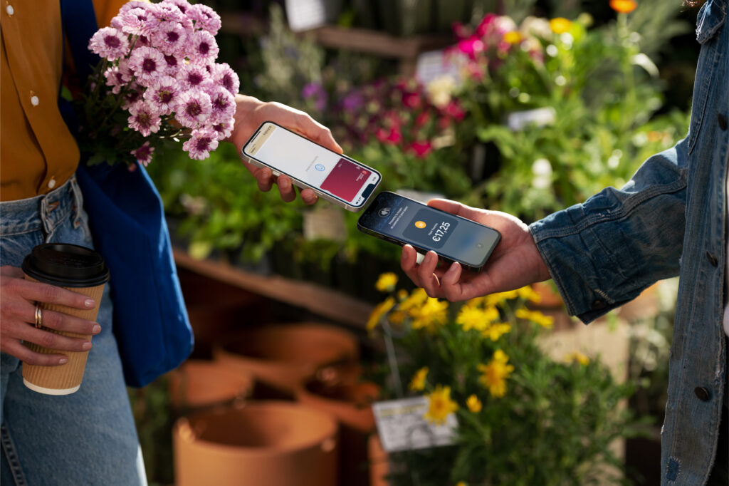 Exemple de Tap to Pay avec un iPhone qui utilise Apple Pay pour payer.