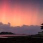 Aurores boréales à Carantec, en Bretagne. // Source : Via X @mathieurivrin