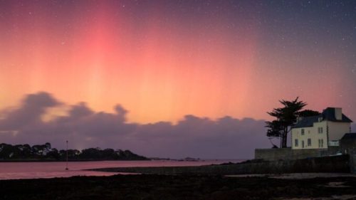 Aurores boréales à Carantec, en Bretagne. // Source : Via X @mathieurivrin