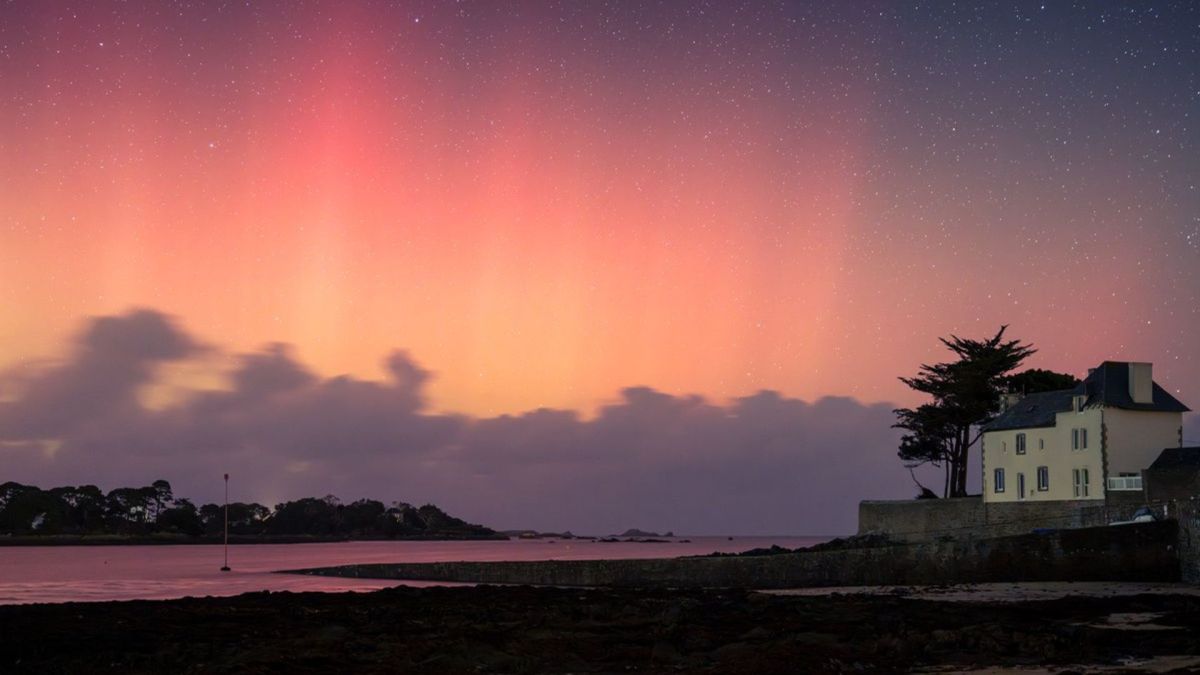 Aurores boréales à Carantec, en Bretagne. // Source : Via X @mathieurivrin