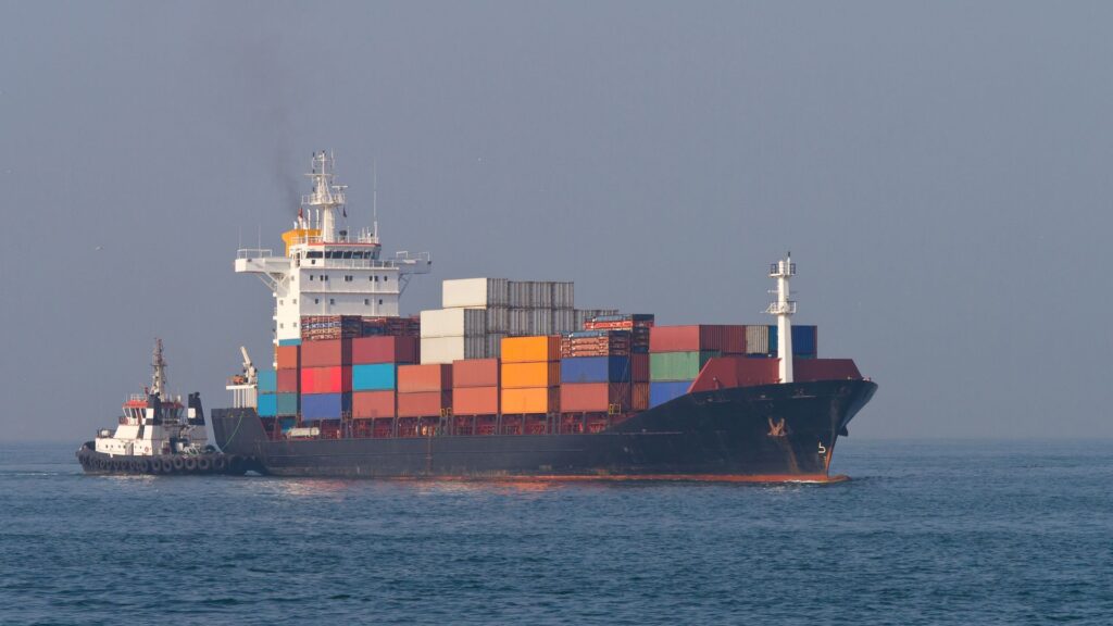 Laisser les bateaux en mer peut être plus sécuritaire que les ramener au port pendant une tempête. // Source : Canva
