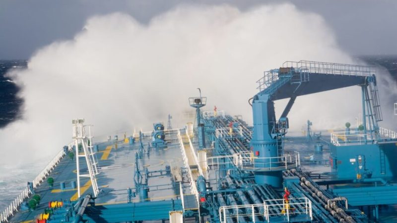 Tempête Ciaran : pourquoi des bateaux prennent quand même la mer ?
