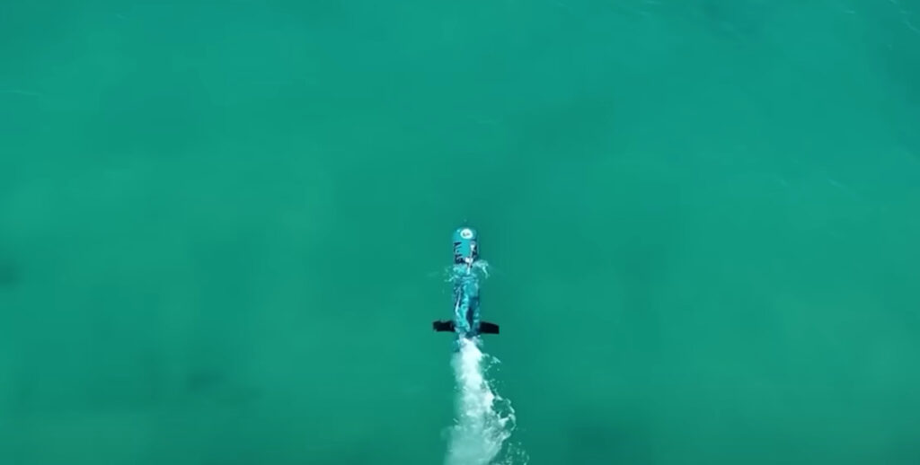 Le drone est déposé dans l'eau puis téléguidé. // Source : YouTube / Hindustan Times