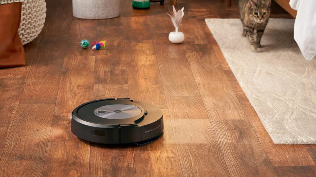 Si ce chat pouvait parler, il pourrait demanderait au Roomba de  // Source : iRobot