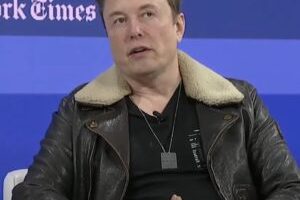 Elon Musk lors de la conférence DealBook dur New York Times. // Source : YouTube / NYT