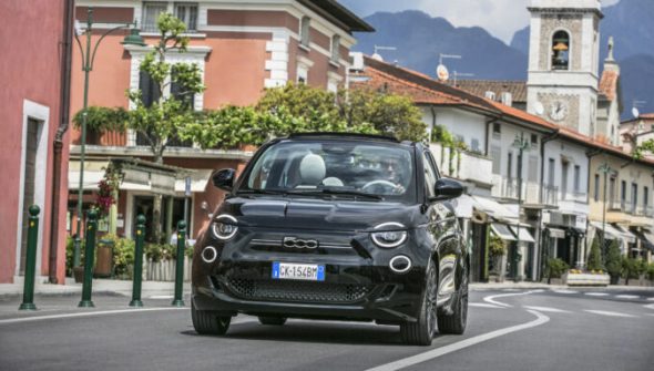 Fiat 500e dans une ville italienne // Source : Fiat