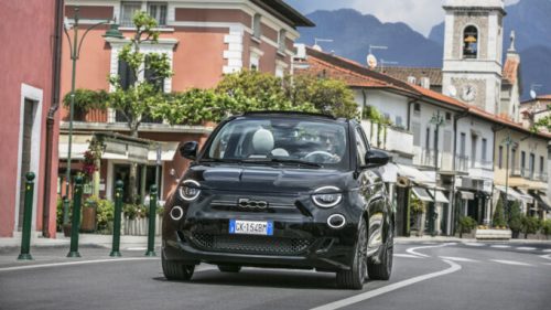 Fiat 500e dans une ville italienne // Source : Fiat