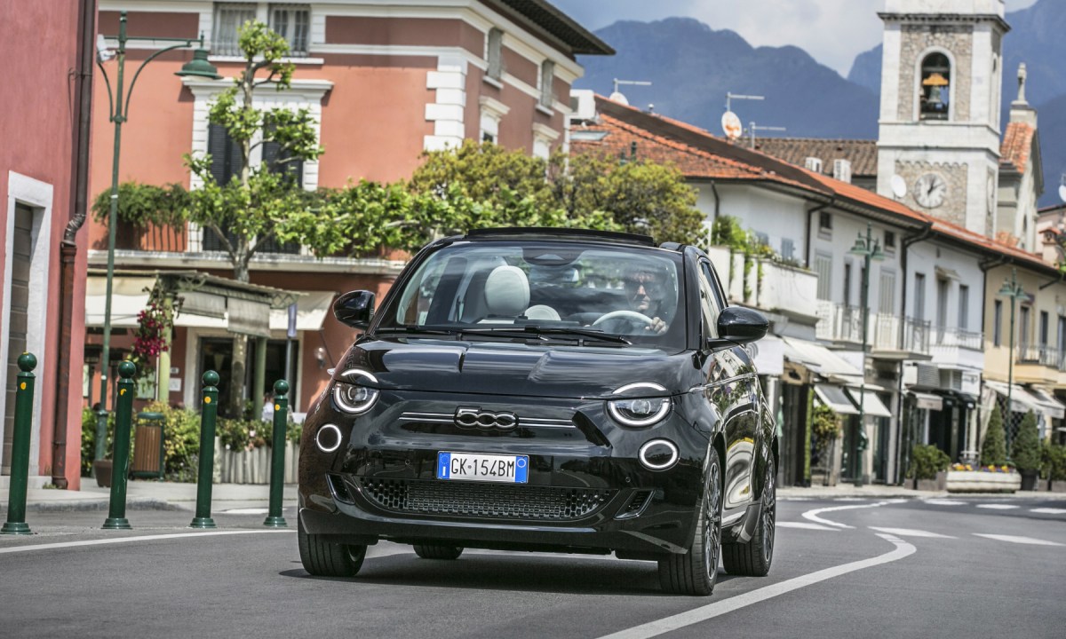 Fiat 500e dans une ville italienne // Source : Fiat