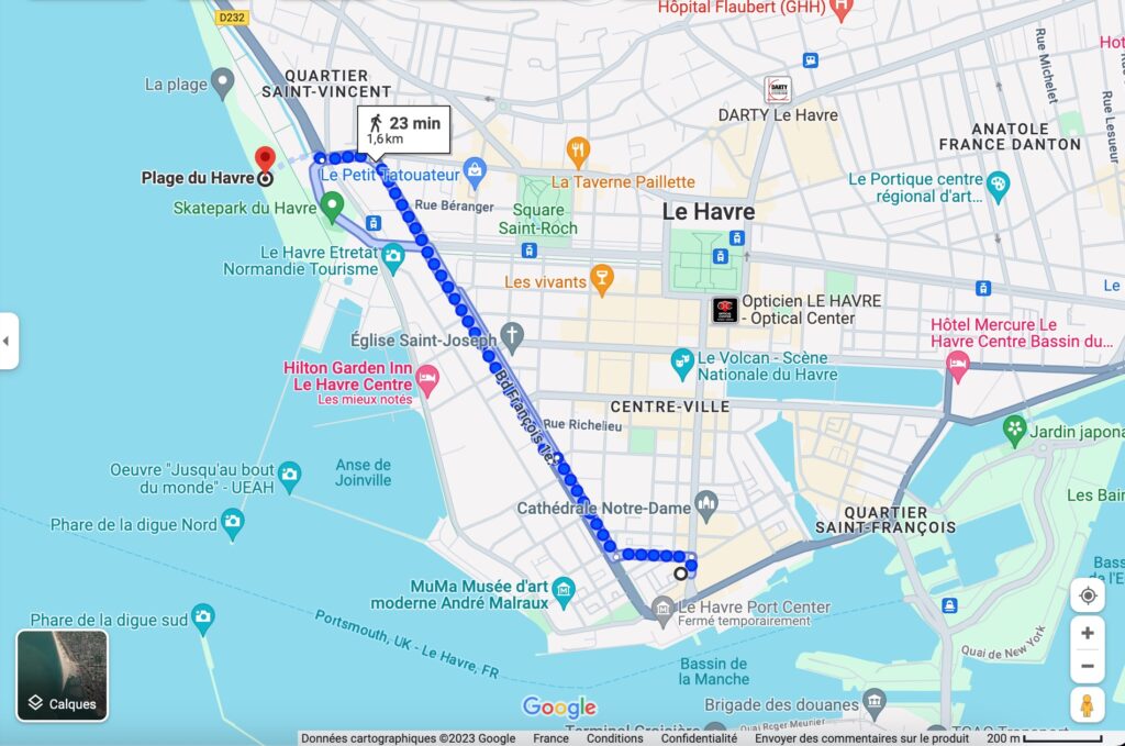 Pour les itinéraires, le chemin à suivre apparait en bleu plus foncé // Source : Google Maps / Capture d'écran Numerama