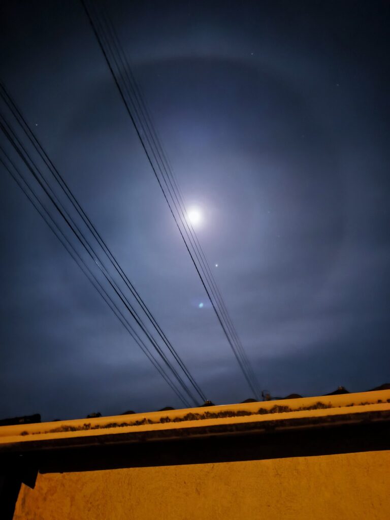 Halo lunaire dans le ciel de Rouen. // Source : Via X @Chihirox761