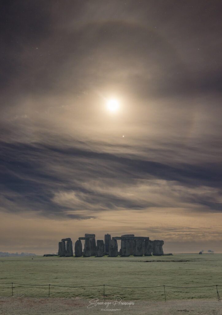 The lunar halo, Jupiter and Stonehenge.  // Source: Via X @ST0NEHENGE