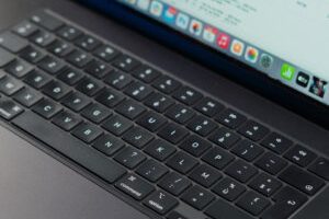 Le MacBook Pro de 16 pouces en version Apple M3 Max // Source : Thomas Ancelle / Numerama