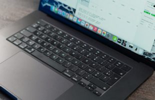 Le MacBook Pro de 16 pouces en version Apple M3 Max // Source : Thomas Ancelle / Numerama
