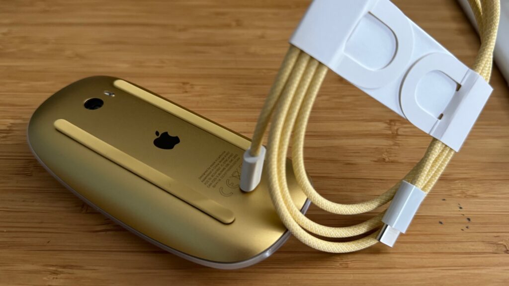 Les accessoires de l'iMac, comme la Magic Mouse, se rechargent toujours en Lightning (avec un câble coloré). C'est dommage à l'heure de l'USB-C.