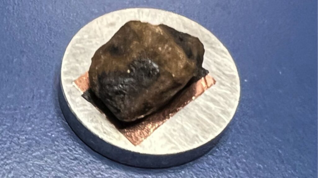 La roche ramassée sur place, qui n'est pas une météorite. // Source : EOST (photo recadrée)
