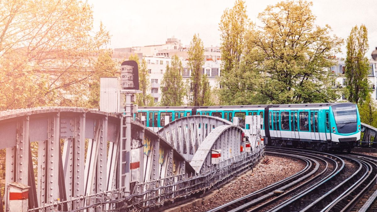 Un métro dans Paris. // Source : Canva