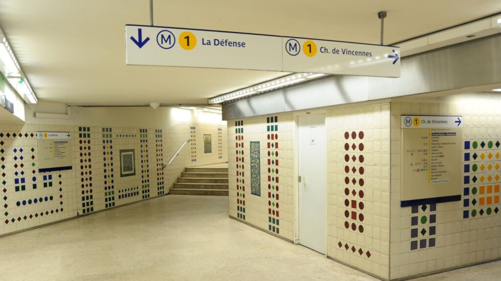 Dans les couloirs du métro. Le calme avant la tempête des JO ? // Source : Canva