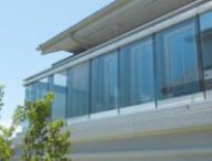 Maison témoin avec des fenêtres semi-transparente faisant office de panneaux solaires. // Source : Panasonic