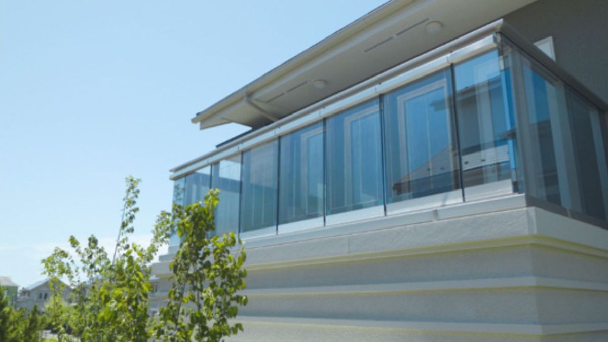 Maison témoin avec des fenêtres semi-transparente faisant office de panneaux solaires. // Source : Panasonic