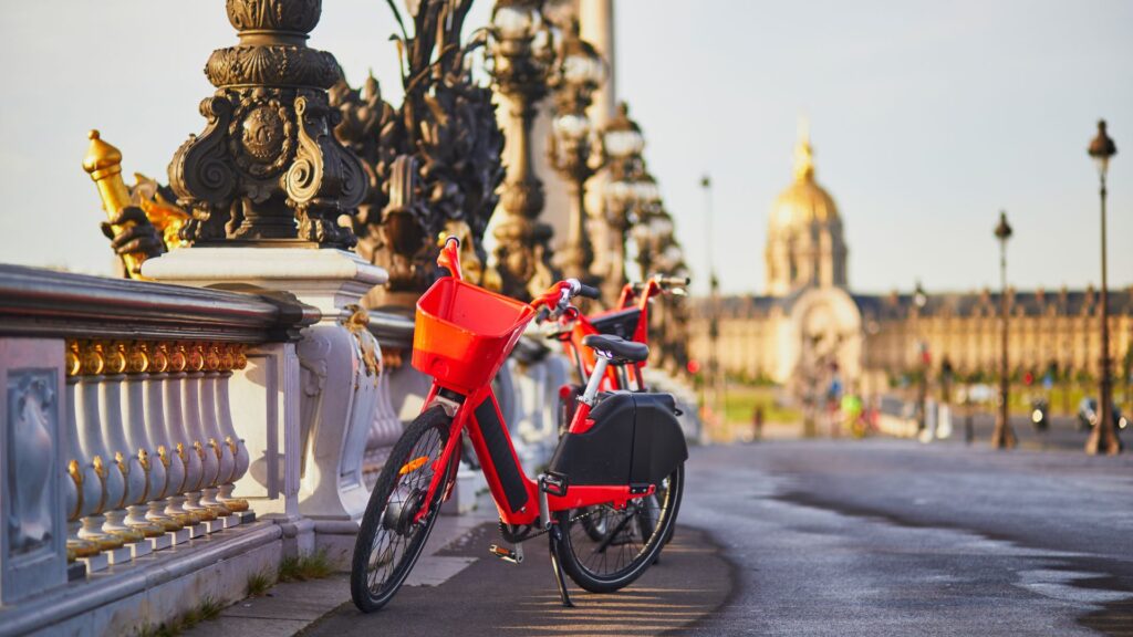 Un vélo dans Paris. // Source : Canva