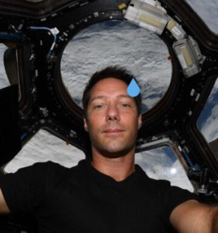 Thomas Pesquet dans l'ISS. // Source : ESA/NASA/T.Pesquet, 2021 ; modifié avec Canva