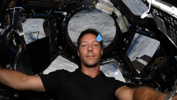 Thomas Pesquet dans l'ISS. // Source : ESA/NASA/T.Pesquet, 2021 ; modifié avec Canva