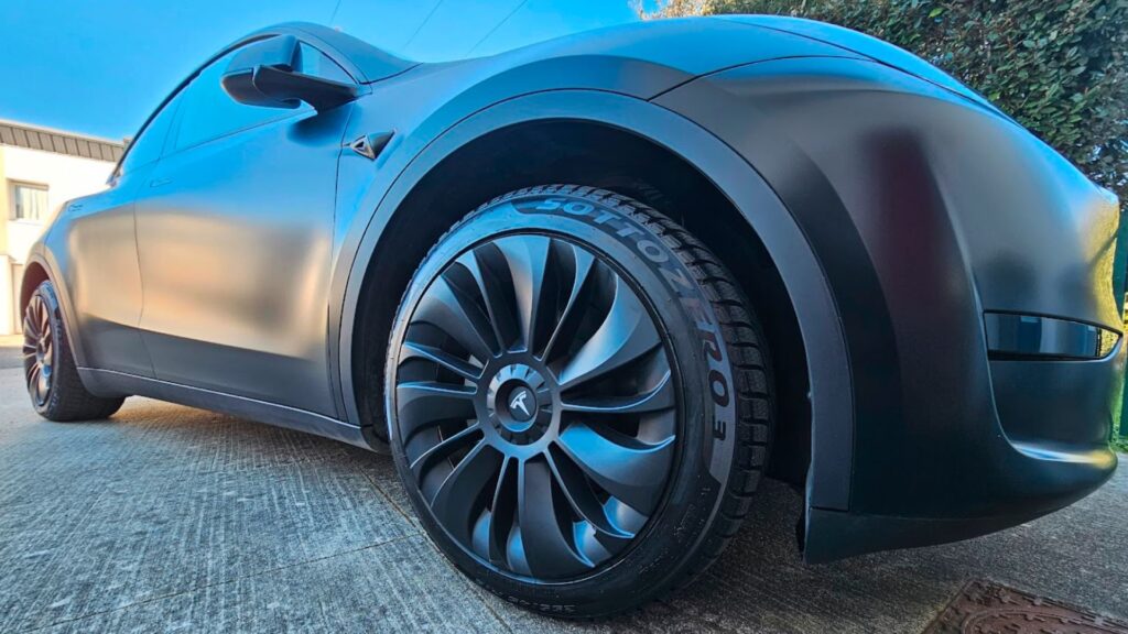 A Tesla Model Y shod with Pirelli Sottozero tires // Source: Bob JOUY for Numerama