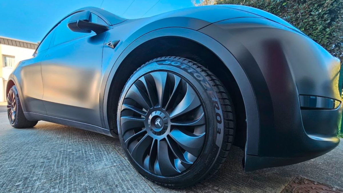 Une Tesla Model Y chaussée de pneus Pirelli Sottozero // Source : Bob JOUY pour Numerama