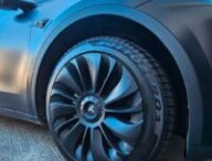 Une Tesla Model Y chaussée de pneus Pirelli Sottozero // Source : Bob JOUY pour Numerama